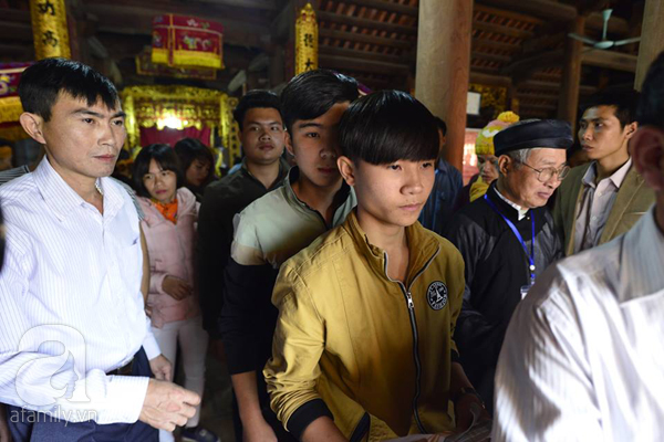 Hàng trăm nam thanh niên lao vào cướp một cái chiếu cói để mong sinh... quý tử - Ảnh 8.