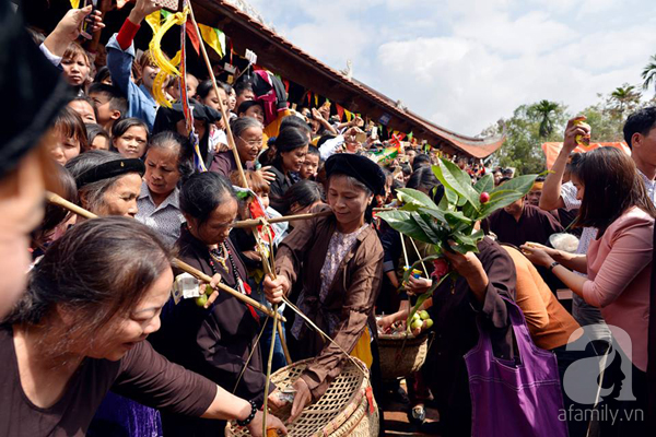 Hàng trăm nam thanh niên lao vào cướp một cái chiếu cói để mong sinh... quý tử - Ảnh 15.