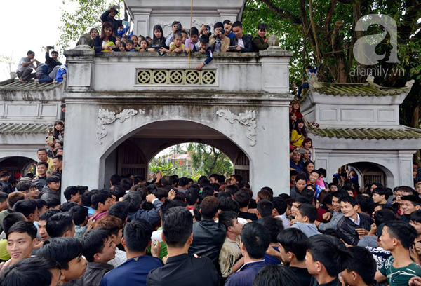 Hàng trăm nam thanh niên lao vào cướp một cái chiếu cói để mong sinh... quý tử - Ảnh 14.