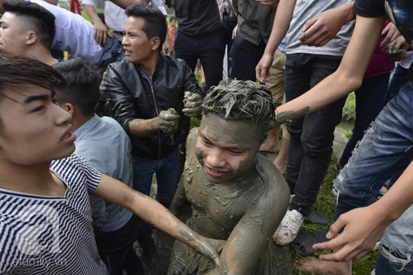 Hàng trăm nam thanh niên lao vào cướp một cái chiếu cói để mong sinh... quý tử - Ảnh 7.