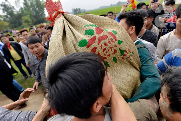 Hàng trăm nam thanh niên lao vào cướp một cái chiếu cói để mong sinh... quý tử - Ảnh 5.