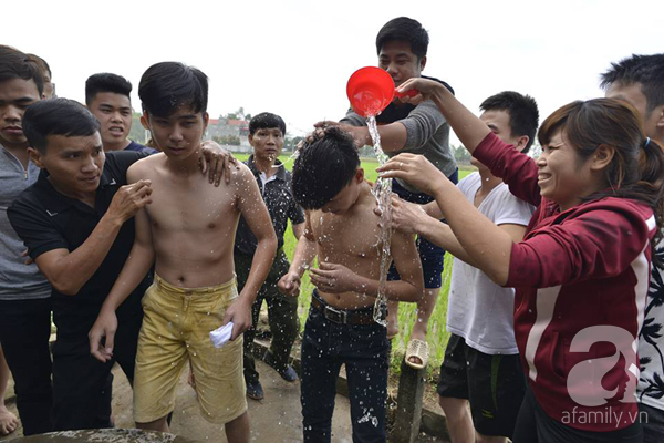 Hàng trăm nam thanh niên lao vào cướp một cái chiếu cói để mong sinh... quý tử - Ảnh 11.