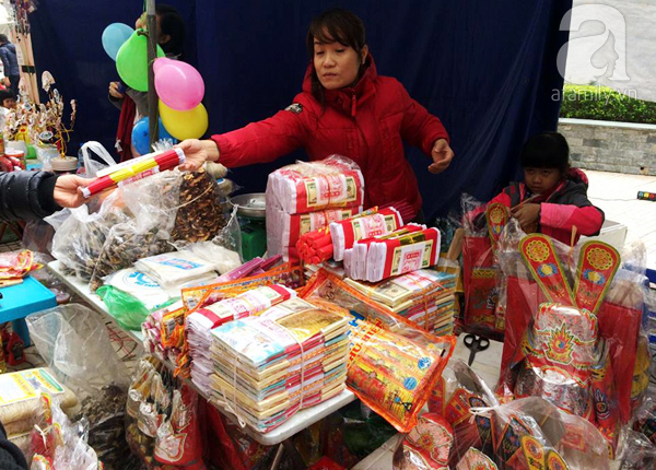 Cư dân chung cư ở Hà Nội rậm rịch tổ chức chợ Tết quê thứ gì cũng có - Ảnh 4.