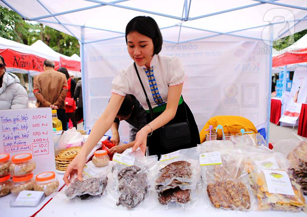 Cư dân chung cư ở Hà Nội rậm rịch tổ chức chợ Tết quê thứ gì cũng có - Ảnh 15.