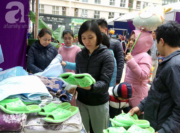 Cư dân chung cư ở Hà Nội rậm rịch tổ chức chợ Tết quê thứ gì cũng có - Ảnh 5.