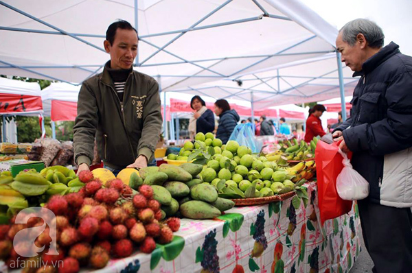 Cư dân chung cư ở Hà Nội rậm rịch tổ chức chợ Tết quê thứ gì cũng có - Ảnh 14.