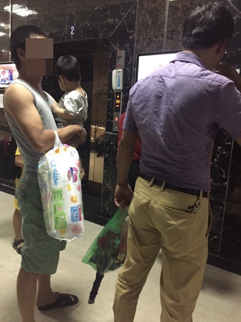 2 &ocirc;ng chồng người cầm b&oacute; hoa người bế con x&aacute;ch bịch bỉm, tr&ograve; chuyện đ&ocirc;i c&acirc;u m&agrave; khiến chị em ghen tị ng&uacute;t trời - Ảnh 1.