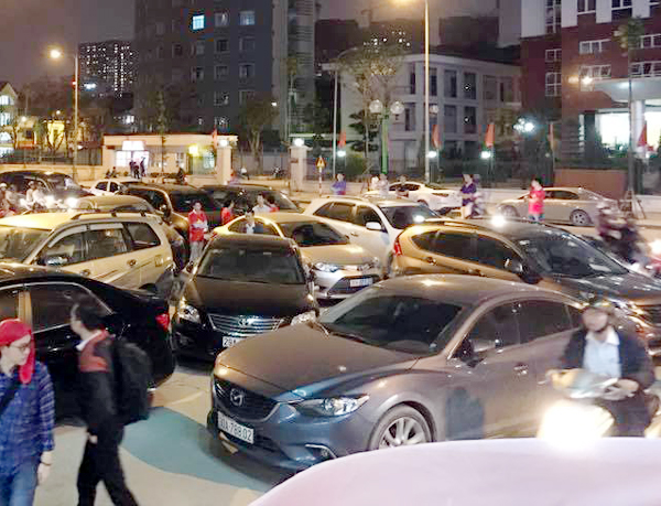 Hà Nội: Chủ đầu tư chặn hầm, không cho ô tô vào chung cư Hồ Gươm Plaza khiến giao thông tắc nghẽn - Ảnh 1.