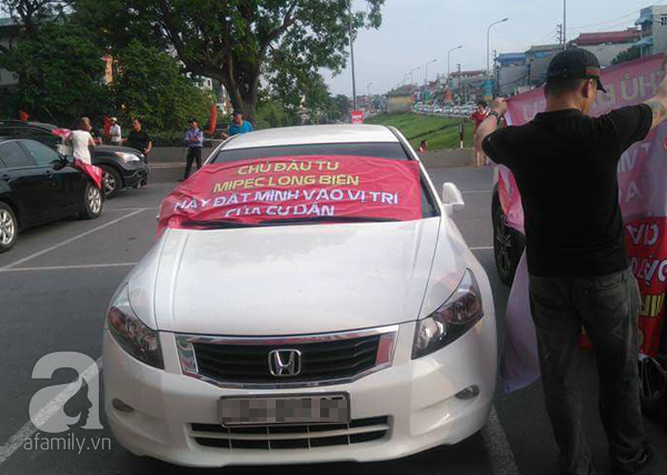 Hà Nội: Hàng trăm cư dân treo băng-rôn phản đối chủ đầu tư vì phí dịch vụ, gửi xe quá cao - Ảnh 9.