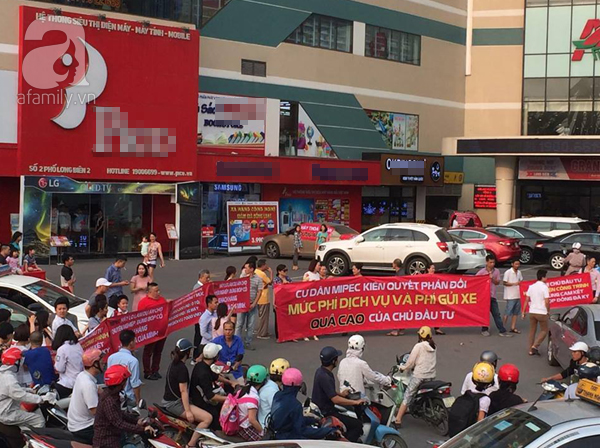 Hà Nội: Hàng trăm cư dân treo băng-rôn phản đối chủ đầu tư vì phí dịch vụ, gửi xe quá cao - Ảnh 10.