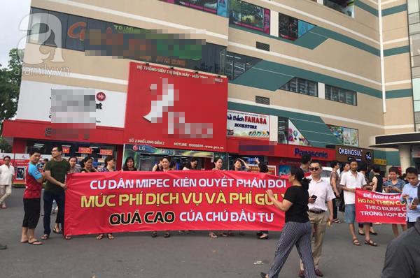 Hà Nội: Hàng trăm cư dân treo băng-rôn phản đối chủ đầu tư vì phí dịch vụ, gửi xe quá cao - Ảnh 3.