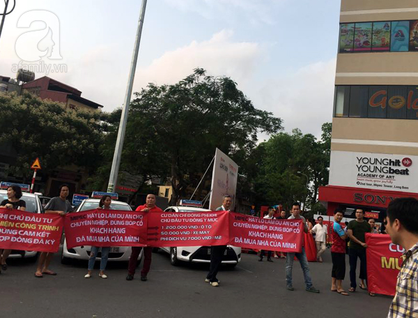 Hà Nội: Hàng trăm cư dân treo băng-rôn phản đối chủ đầu tư vì phí dịch vụ, gửi xe quá cao - Ảnh 6.