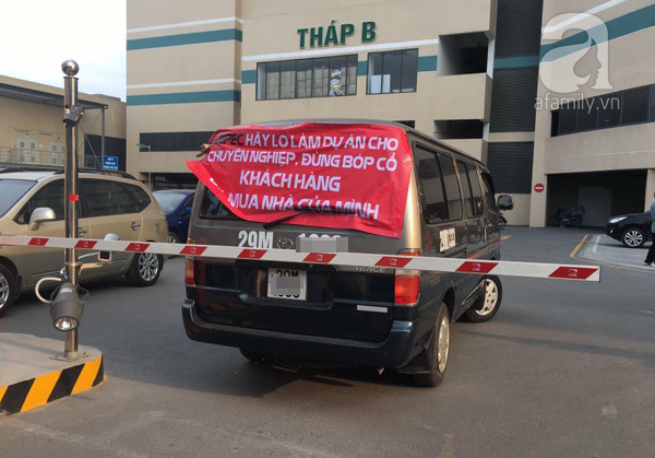 Hà Nội: Hàng trăm cư dân treo băng-rôn phản đối chủ đầu tư vì phí dịch vụ, gửi xe quá cao - Ảnh 5.