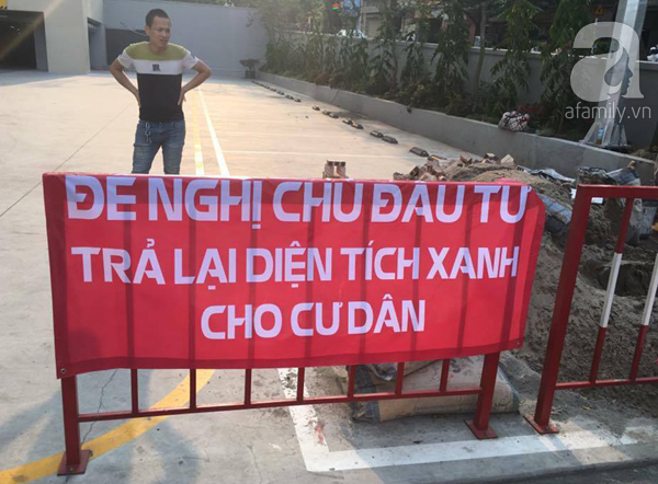 Hà Nội: Hàng trăm cư dân treo băng-rôn phản đối chủ đầu tư vì phí dịch vụ, gửi xe quá cao - Ảnh 2.