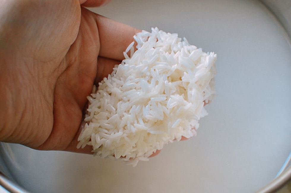 Рис и вода пропорции для рассыпчатого риса. Рис к воде. Рис на гарнир круглый соотношение воды. Рис рассыпчатый на гарнир пропорции воды и риса. Сердце из вареного риса.