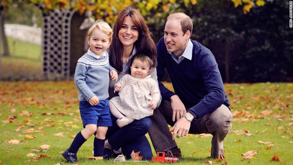 Hoàng gia Anh hé lộ ảnh dùng làm thiệp mừng Noel 2017, Công nương Kate có vòng 2 phẳng lỳ - Ảnh 4.