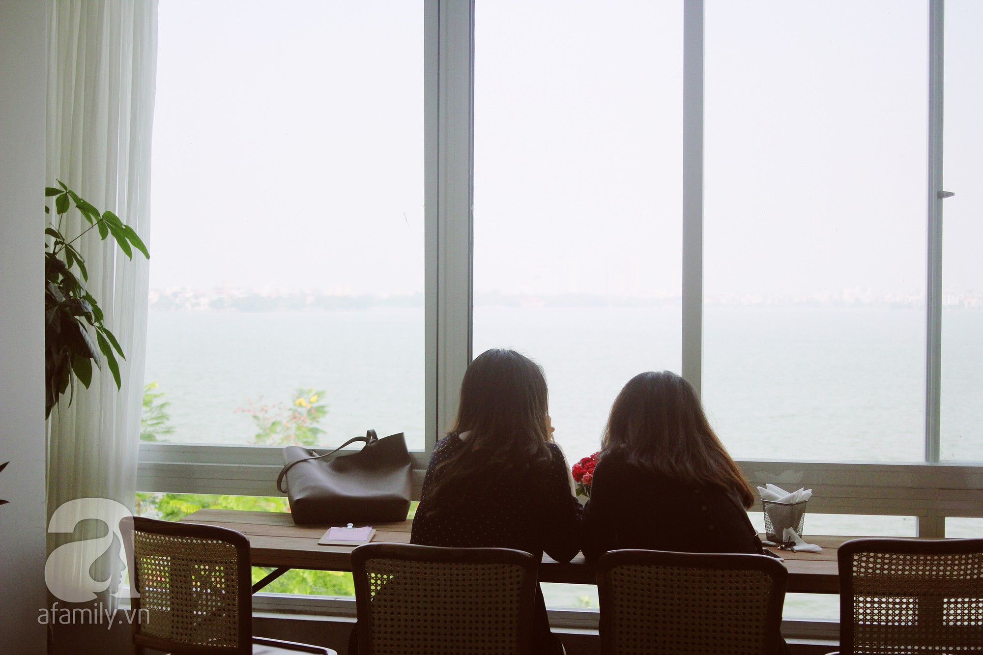 H&agrave; Nội: 5 qu&aacute;n cafe bước v&agrave;o l&agrave; thấy ấm sực, cặp đ&ocirc;i hay c&aacute;c n&agrave;ng FA đều c&oacute; thể gh&eacute; để lấy cảm hứng cho tuần mới - Ảnh 11.