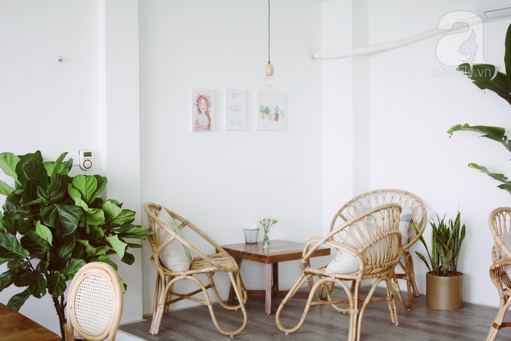 H&agrave; Nội: 5 qu&aacute;n cafe bước v&agrave;o l&agrave; thấy ấm sực, cặp đ&ocirc;i hay c&aacute;c n&agrave;ng FA đều c&oacute; thể gh&eacute; để lấy cảm hứng cho tuần mới - Ảnh 8.