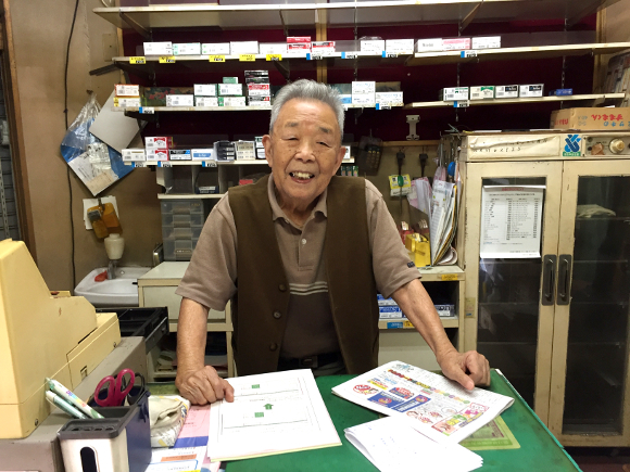 Ở Nhật có một cửa hàng chỉ hé cửa bên, lý do ông chủ 90 tuổi tiết lộ khiến ai cũng nghẹn ngào - Ảnh 4.