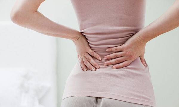 5 cách tự nhiên giúp chữa các vấn đề về đau lưng thông qua tắm rửa, massage và yoga - Ảnh 1.