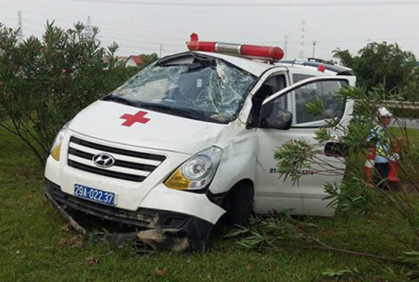 Thái Nguyên: Xe cứu thương đang chở bệnh nhân bất ngờ lao vào giải phân cách, 3 người gặp nạn - Ảnh 1.