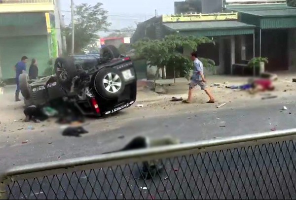 Thanh Hóa: Mất lái, ô tô 7 chỗ lao thẳng vào 2 xe máy rồi lật ngửa bên đường, 4 người thương vong - Ảnh 1.