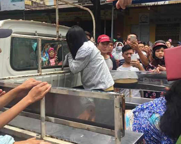 Hà Nội: Đi bán tăm dạo, 2 người phụ nữ bị dân làng đánh dã man vì nghi bắt cóc trẻ con - Ảnh 3.