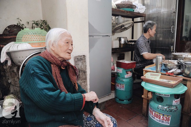 Hàng bánh cuốn già bằng cả đời người, 70 năm tuổi trên phố Thụy Khuê, từ thời bao cấp vẫn giữ giá 10 nghìn/đĩa đầy - Ảnh 20.