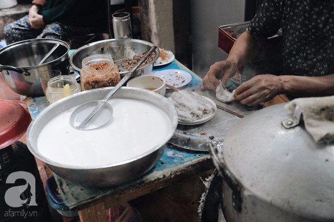 Hàng bánh cuốn già bằng cả đời người, 70 năm tuổi trên phố Thụy Khuê, từ thời bao cấp vẫn giữ giá 10 nghìn/đĩa đầy - Ảnh 6.