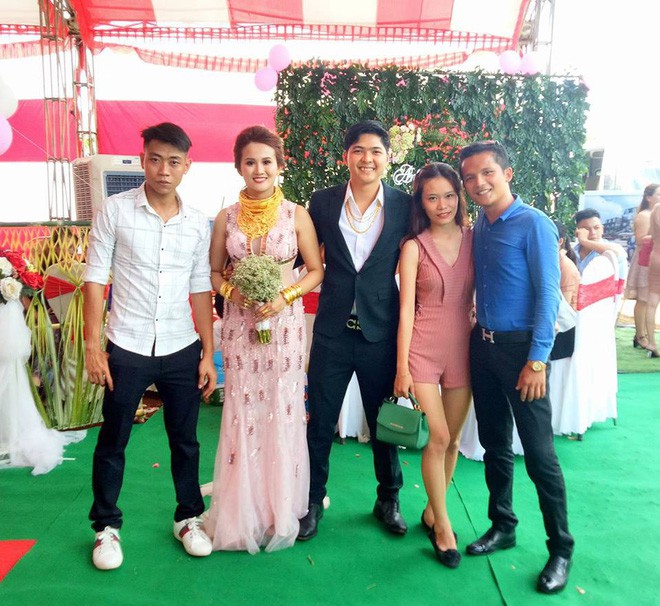 Những đám cưới “tặng vàng nặng cả cân” đeo trĩu cổ, cô dâu không còn là nhân vật chính - Ảnh 1. Những đám cưới “tặng vàng nặng cả cân” đeo trĩu cổ, cô dâu không còn là nhân vật chính - Ảnh 1.