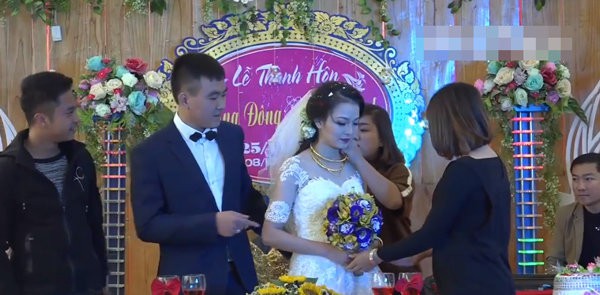 Những đám cưới “tặng vàng nặng cả cân” đeo trĩu cổ, cô dâu không còn là nhân vật chính - Ảnh 7. Những đám cưới “tặng vàng nặng cả cân” đeo trĩu cổ, cô dâu không còn là nhân vật chính - Ảnh 7.