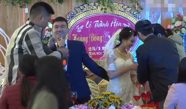 Những đám cưới “tặng vàng nặng cả cân” đeo trĩu cổ, cô dâu không còn là nhân vật chính - Ảnh 8. Những đám cưới “tặng vàng nặng cả cân” đeo trĩu cổ, cô dâu không còn là nhân vật chính - Ảnh 8.