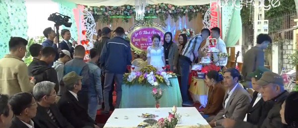 Những đám cưới “tặng vàng nặng cả cân” đeo trĩu cổ, cô dâu không còn là nhân vật chính - Ảnh 9. Những đám cưới “tặng vàng nặng cả cân” đeo trĩu cổ, cô dâu không còn là nhân vật chính - Ảnh 9.