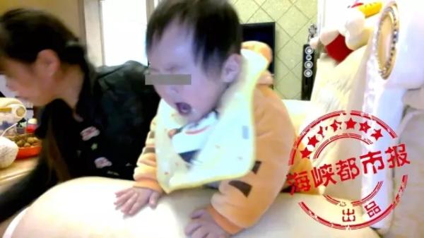 Không chịu ăn, bé 1 tuổi bị bảo mẫu thẳng tay tát mặt, bóp mũi suýt ngạt thở - Ảnh 2.