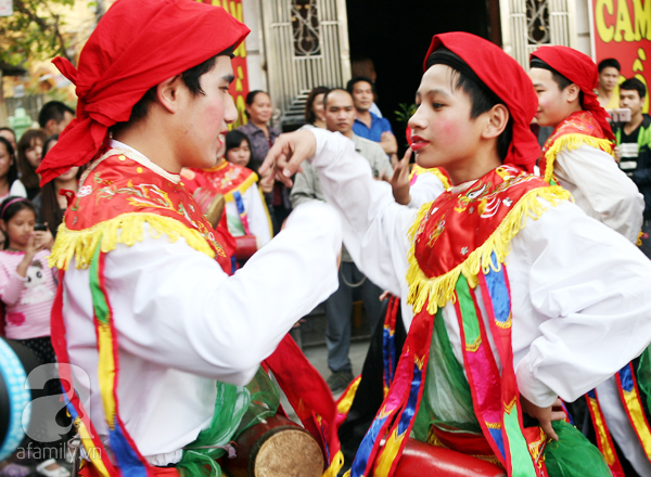 Hà Nội: Trai làng tô son đỏ, đánh má hồng, mặc váy múa con đĩ đánh bồng - Ảnh 8.