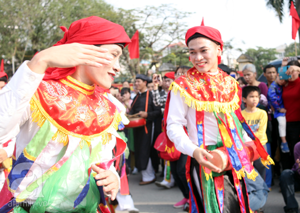 Hà Nội: Trai làng tô son đỏ, đánh má hồng, mặc váy múa con đĩ đánh bồng - Ảnh 7.