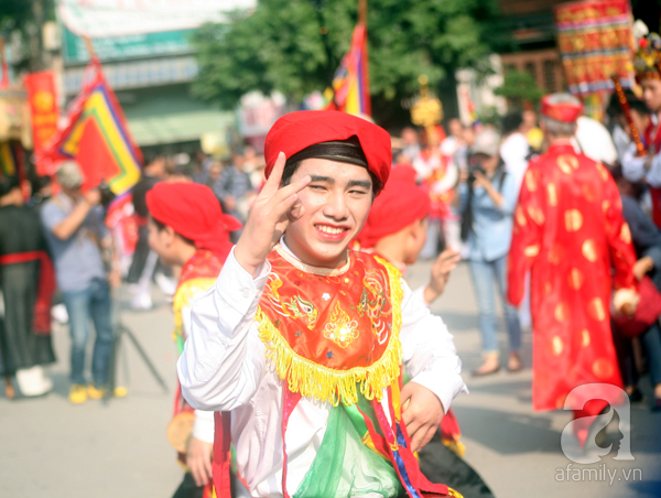 Hà Nội: Trai làng tô son đỏ, đánh má hồng, mặc váy múa con đĩ đánh bồng - Ảnh 5.