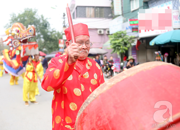 Hà Nội: Trai làng tô son đỏ, đánh má hồng, mặc váy múa con đĩ đánh bồng - Ảnh 17.