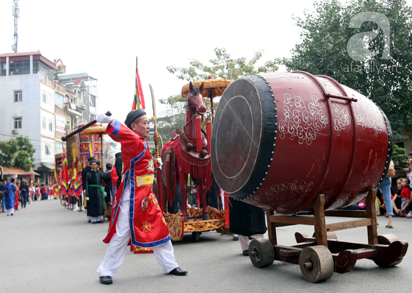 Hà Nội: Trai làng tô son đỏ, đánh má hồng, mặc váy múa con đĩ đánh bồng - Ảnh 16.