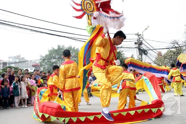 Hà Nội: Trai làng tô son đỏ, đánh má hồng, mặc váy múa con đĩ đánh bồng - Ảnh 18.