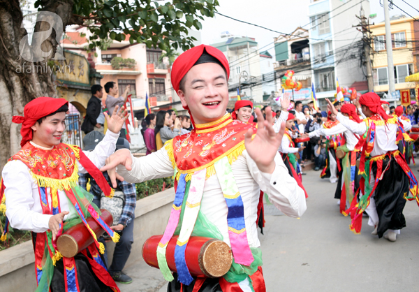 Hà Nội: Trai làng tô son đỏ, đánh má hồng, mặc váy múa con đĩ đánh bồng - Ảnh 4.