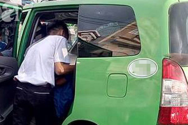 Sài Gòn: Tiểu bậy vào xe taxi, người đàn ông bị 2 tài xế đánh nhập viện - Ảnh 1.