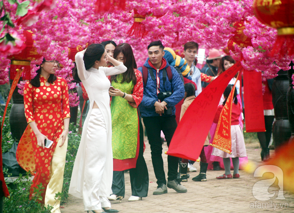 Hà Nội: Bất chấp trời lạnh và mưa, hàng nghìn người đổ về làng hoa Nhật Tân chụp ảnh - Ảnh 5.