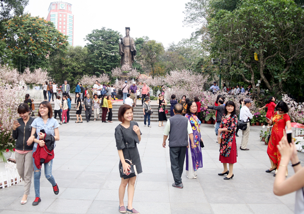 Chị em tranh thủ chụp ảnh cùng hoa trong ngày cuối lễ hội hoa anh đào 2017 - Ảnh 4.