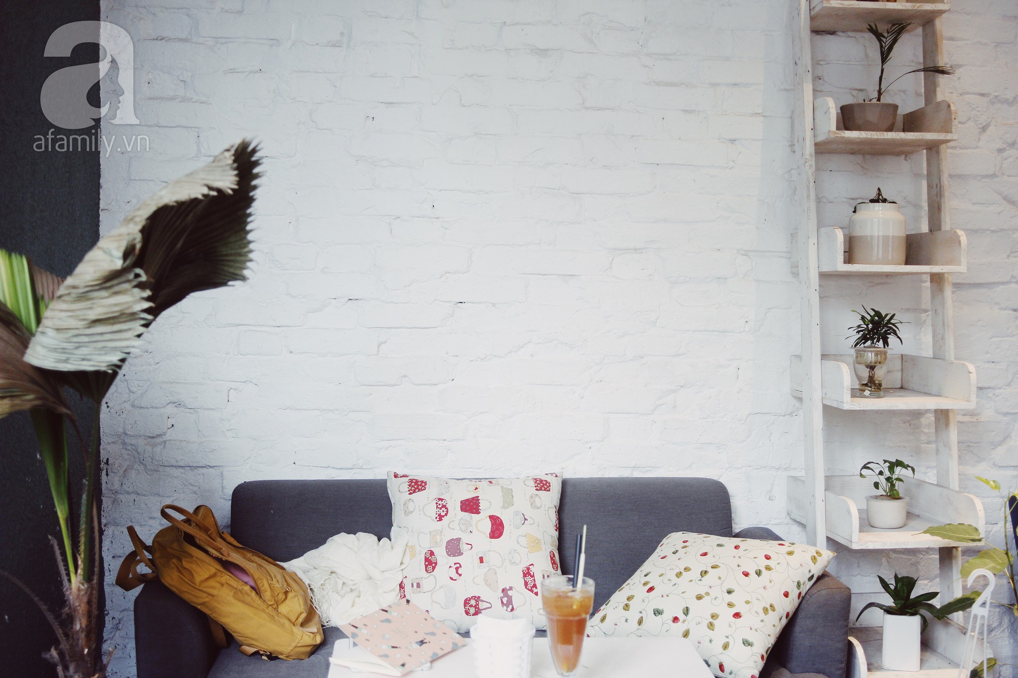 H&agrave; Nội: 5 qu&aacute;n cafe bước v&agrave;o l&agrave; thấy ấm sực, cặp đ&ocirc;i hay c&aacute;c n&agrave;ng FA đều c&oacute; thể gh&eacute; để lấy cảm hứng cho tuần mới - Ảnh 28.