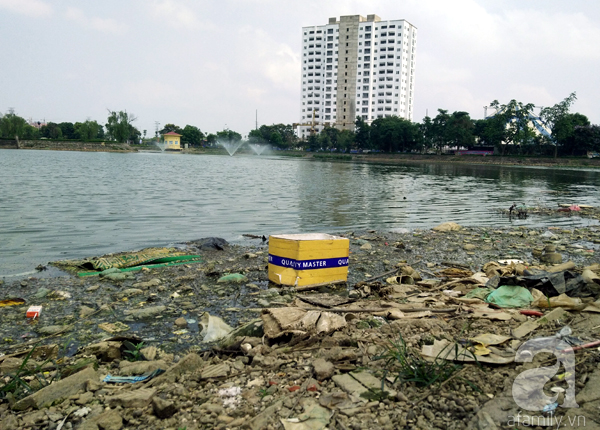 Hà Nội: Choáng với cảnh rác thải, bát hương vứt ngập hồ Đền Lừ - Ảnh 3.