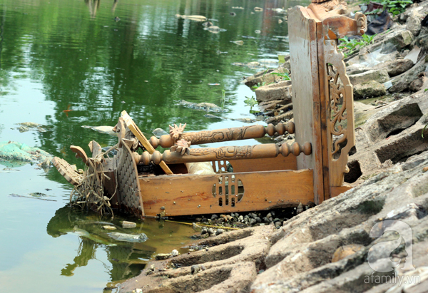 Hà Nội: Choáng với cảnh rác thải, bát hương vứt ngập hồ Đền Lừ - Ảnh 12.