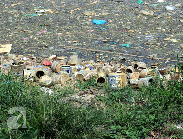 Hà Nội: Choáng với cảnh rác thải, bát hương vứt ngập hồ Đền Lừ - Ảnh 15.