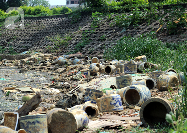 Hà Nội: Choáng với cảnh rác thải, bát hương vứt ngập hồ Đền Lừ - Ảnh 16.