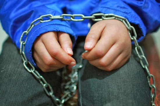 Bé trai 6 tuổi bị bảo mẫu hành hạ dã man vì nghi trộm đồ - Ảnh 1.